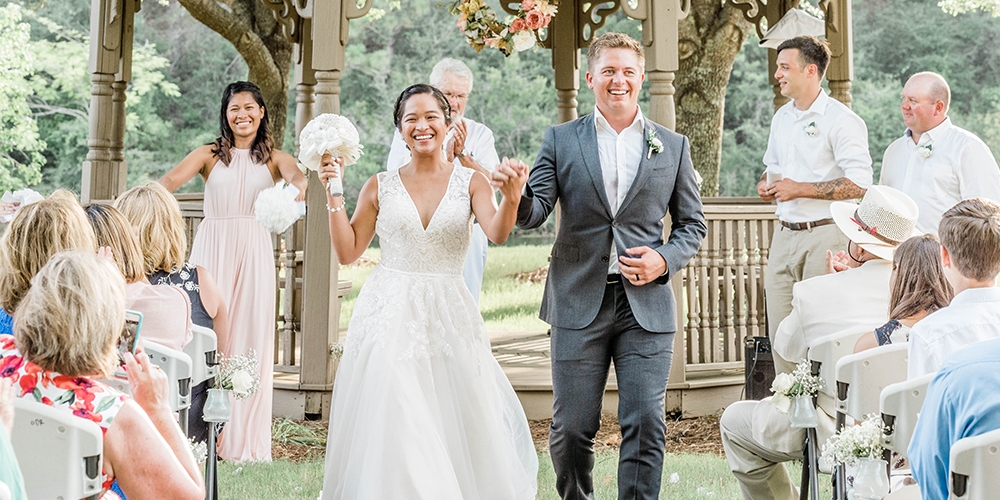 This relaxed wedding makes people want to dance