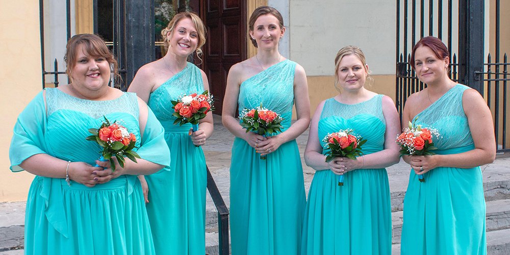 that blue shade perfectly matched with the bouquets