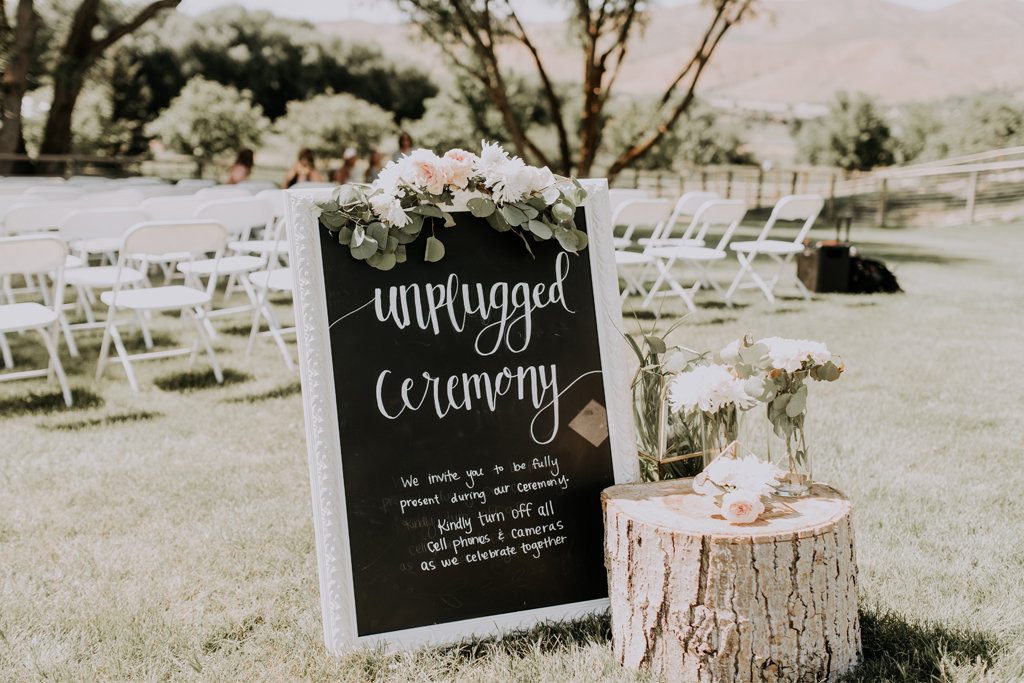How to Have the Ultimate Unplugged Wedding?