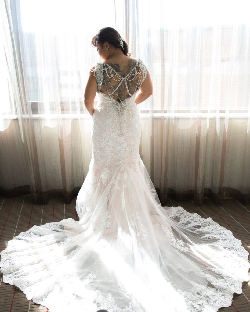 Wear a glamorous wedding dress