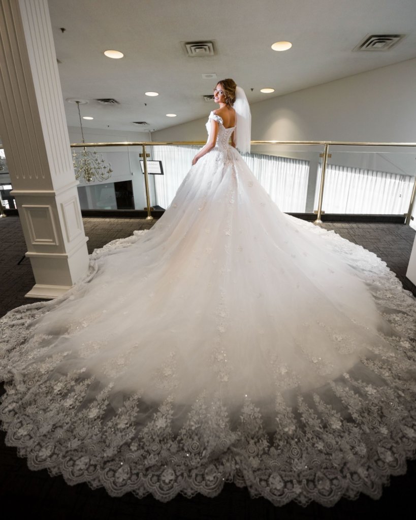 Five elegant and glamorous wedding dresses for a grand wedding