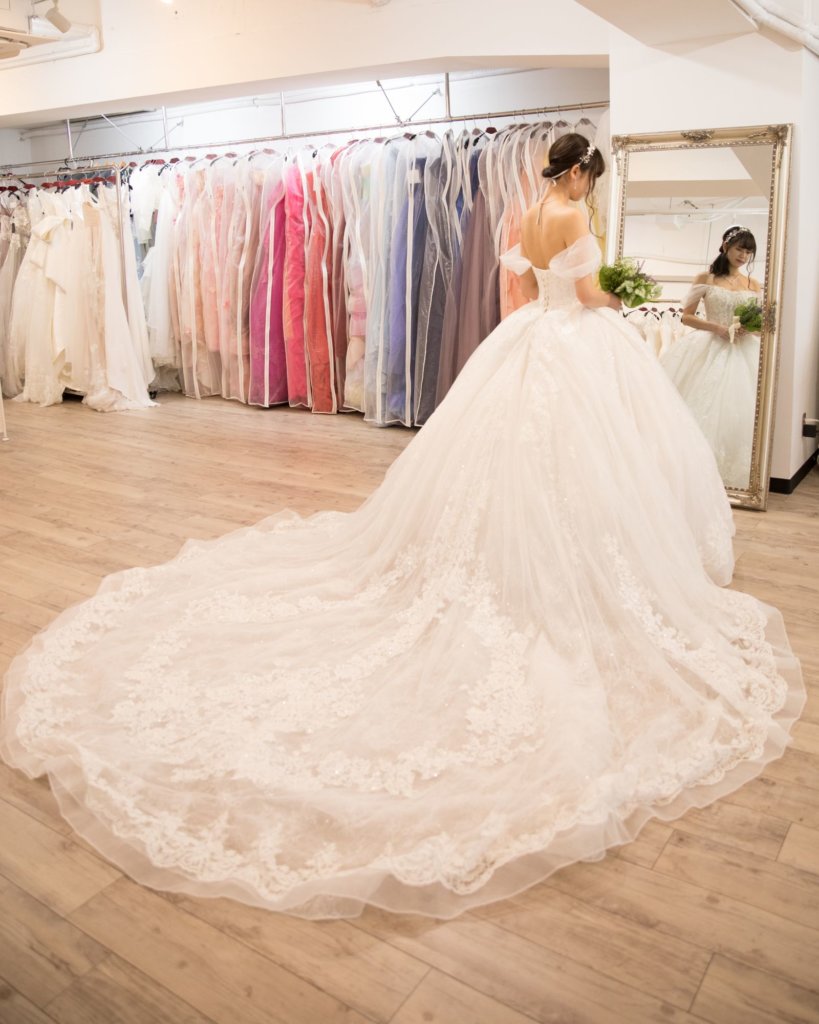 Five elegant and glamorous wedding dresses for a grand wedding