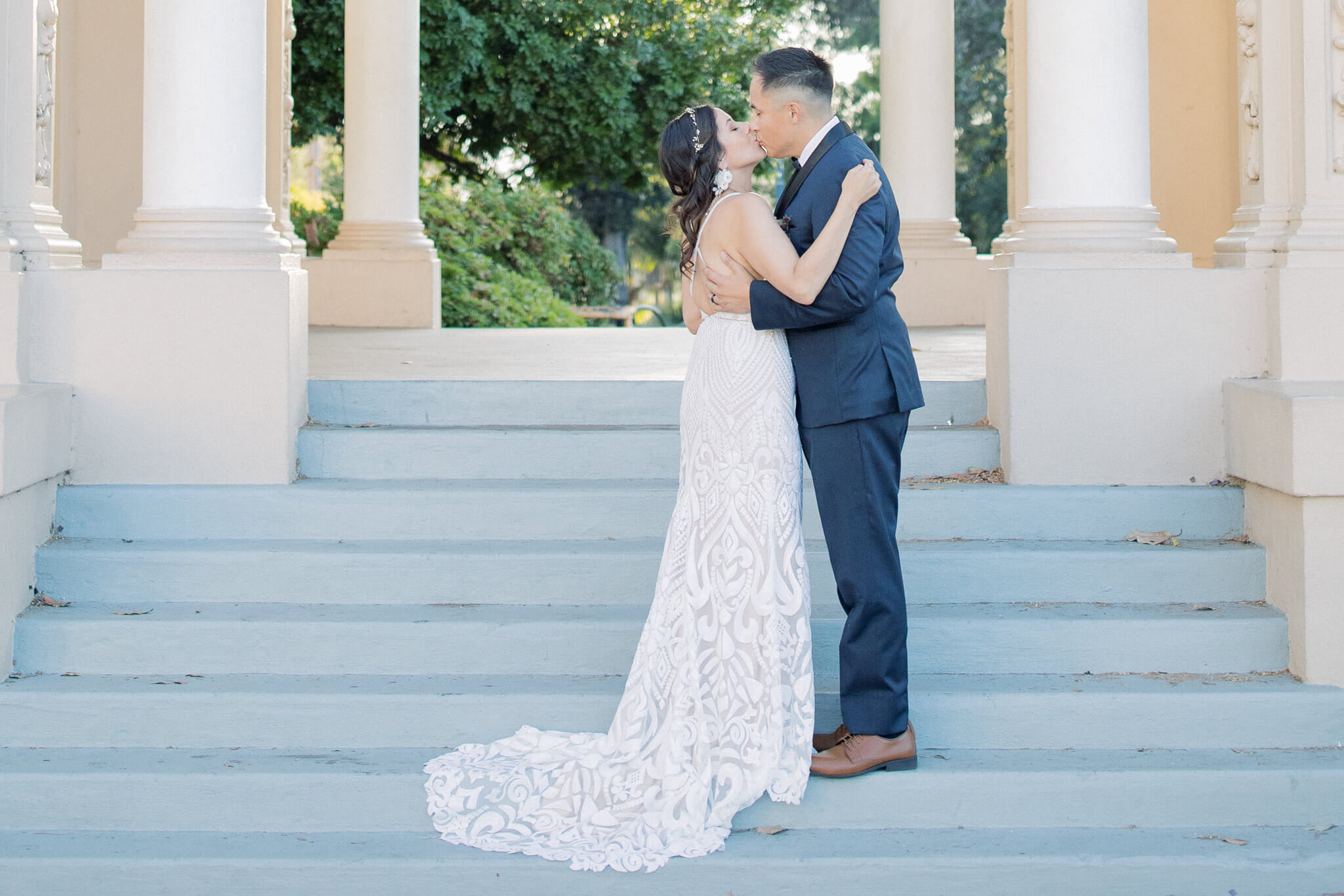 Newlywed Kisses! So Sweet! 