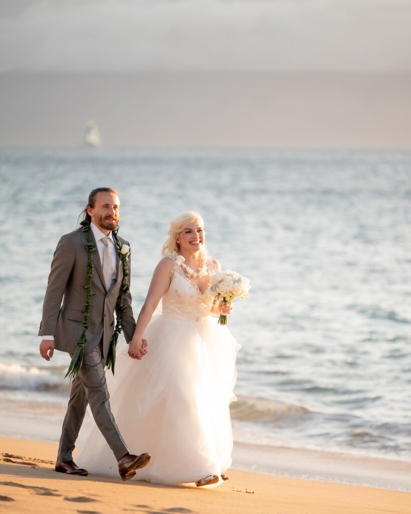 robe de mariée ondulée et légère pour un mariage à la plage.