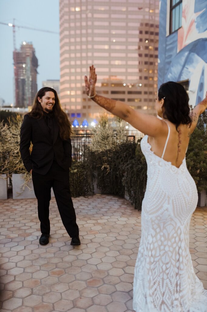 l'a surpris dans cette superbe robe de mariée de style sirène pour le premier look